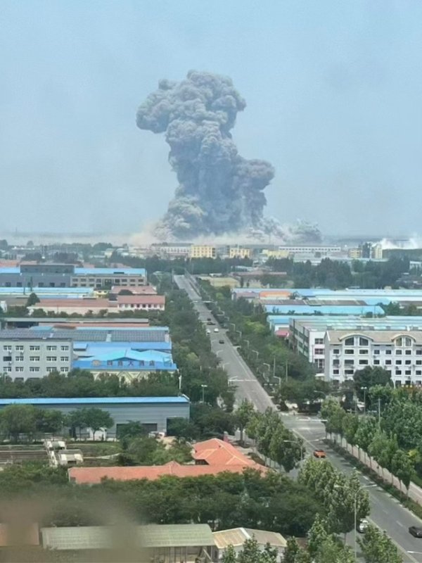 股票配资注册 高密一化工厂爆炸已致5死，仍在搜救！有人被碎玻璃割伤头部